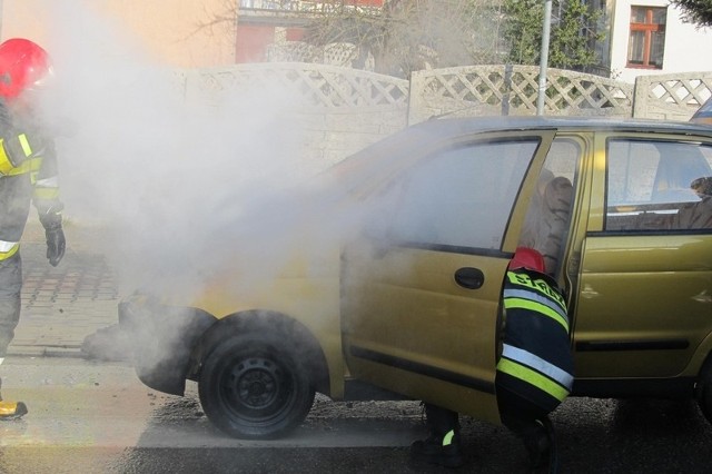 Strażacy gasili dziś w Nowogardzie pożar samochodu.