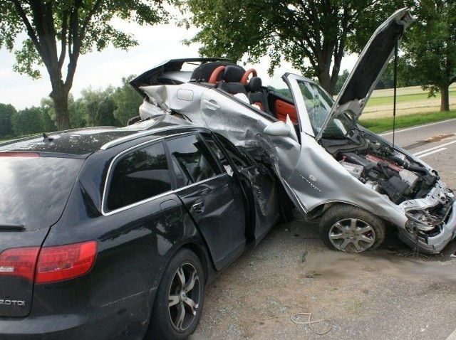 Mercedes spadł na audi na drodze krajowej nr 8 w pobliżu wsi Głęboczyzna