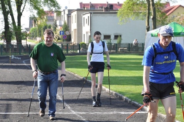 Na starcie Nordic Walking stawili się Elżbieta Wojciechowska, Marek Szuster, a wraz z nimi przez 1,35 godziny maszerował burmistrz Wiesław Czyczerski