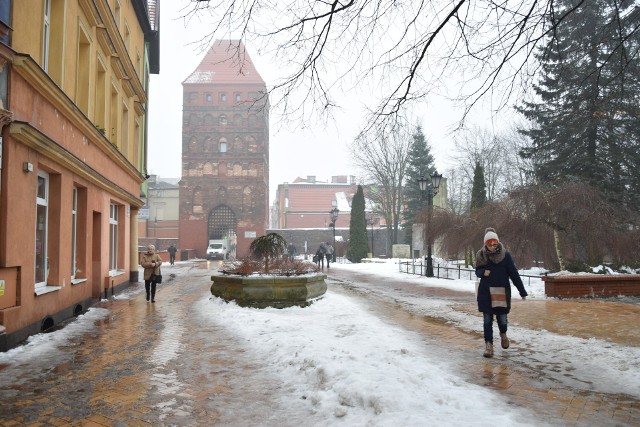 Odśnieżać trakty powinni zarządcy dróg i właściciele posesji