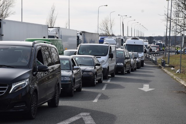 Tak wyglądały korki na Świecku, kiedy wprowadzono kontrole na granicach w związku z pandemią koronawirusa. Zatory drogowe sięgały nawet kilkudziesięciu kilometrów!