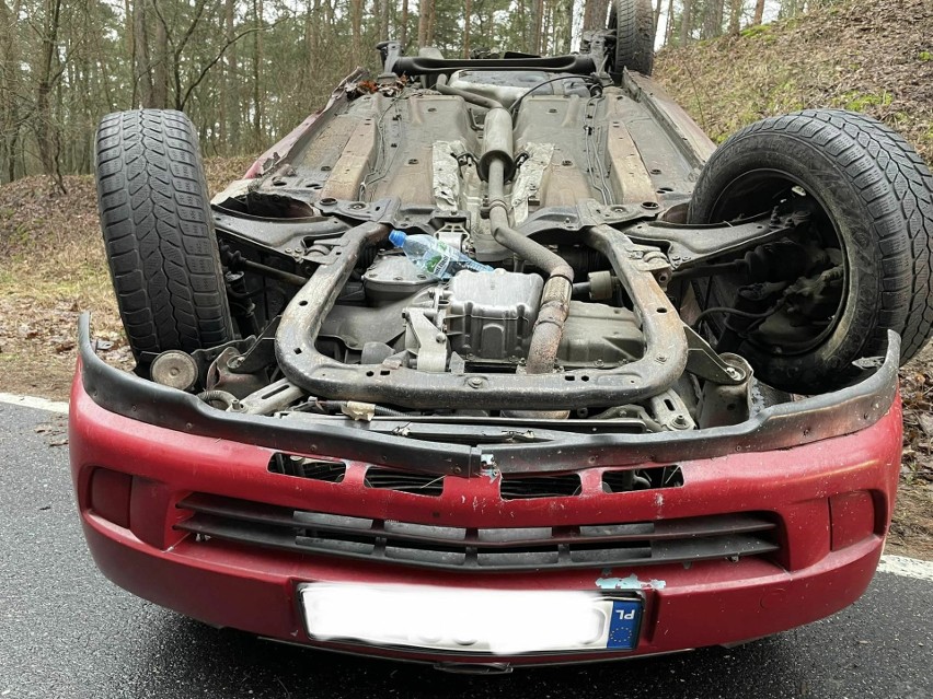 Dachowanie po zderzeniu dwóch aut. Groźny wypadek na trasie Chrośna - Solec Kujawski