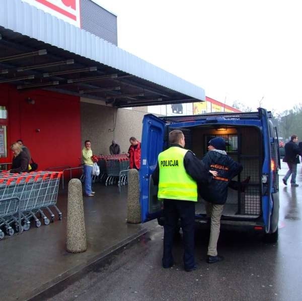 Policjanci muszą interweniować w okolicach marketów po kilka razy dziennie.