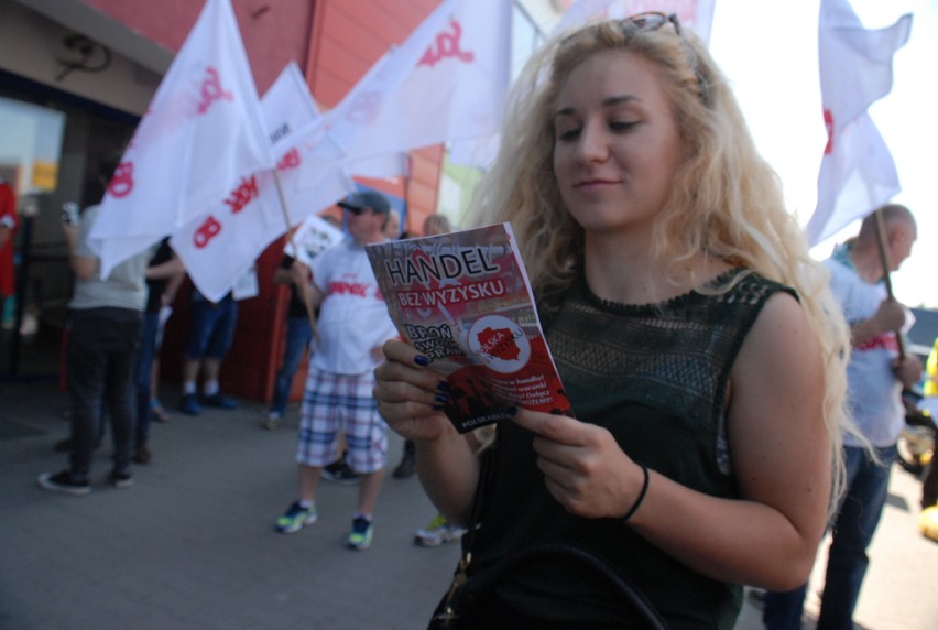 "Precz z wyzyskiem" - pracownicy Tesco protestują w Krakowie