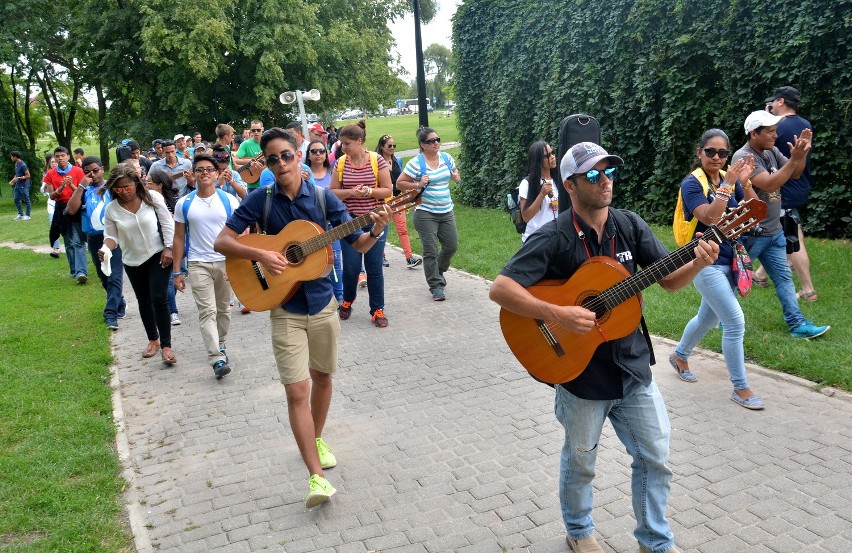 Pielgrzymi z Panamy w Lublinie tańczą, grają i śpiewają (WIDEO, ZDJĘCIA)