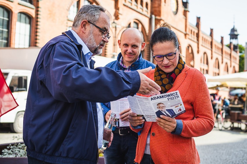 Start kampanii Piotra Adamowicza przed Halą Targową w...