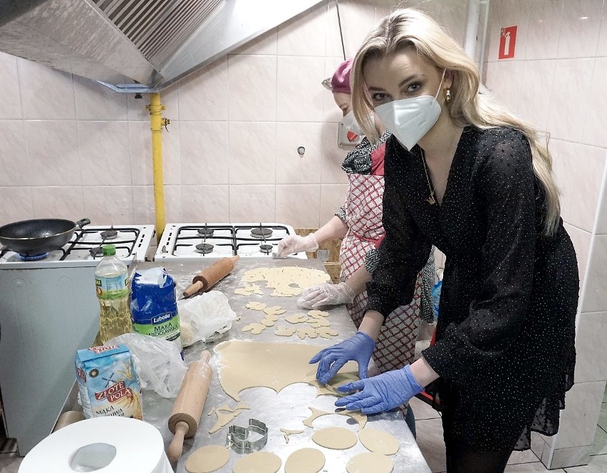 Miss Polonia 2019 Karolinia Bielawska gotowała wielkanocne potrawy dla bezdomnych dla akcji Zupa na Pietrynie ZDJĘCIA