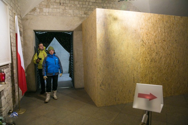 W krypcie na Wawelu turyści widzą tylko wielkie płyty zamiast sarkofagu