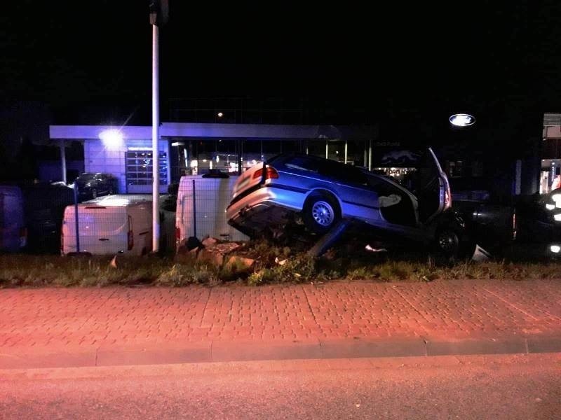 Nowy Sącz. Wypadek na ul. Węgierskiej, kierowca BMW uderzył w latarnie i uciekł?  [ZDJĘCIA]