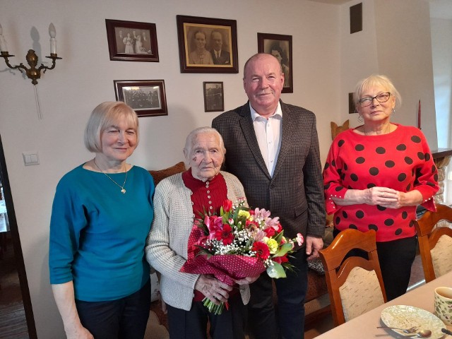 Pani Helenka Borowiecka z Popowic w gminie Oksa obchodziła 102. urodziny. Z życzeniami i prezentem przybyli przedstawiciele urzędu gminy na czele z wójtem Tadeuszem Soboniem.