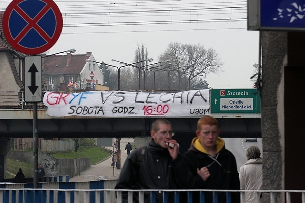 Na wiadukcie nad ulicą Szczecinską wisi transparent kibiców...