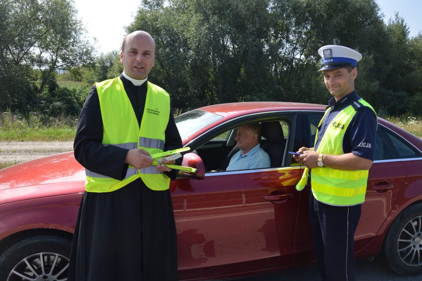 Wielka Wieś. Nietypowy patrol drogówki. Policjantom towarzyszył ksiądz [ZDJĘCIA]