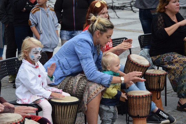 W ubiegłym roku podczas Festivalu można było potrenować nauka gry na djembe. Na rynku nadarzyła się okazja do wspólnego muzykowania