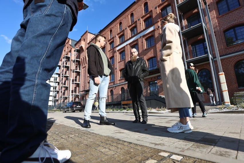 Warstwa farby chroniąca słupy podtrzymujące balkony okazała...