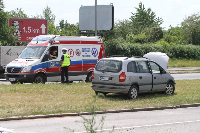 Wypadek przy Koronie. Opel uderzył w volkswagena, dwie kobiety są ranne [ZDJĘCIA]