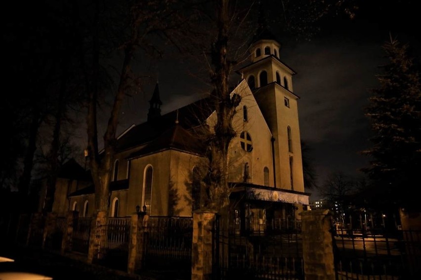 Zachwycające zdjęcia nowohuckich kościołów w nocnej scenerii [GALERIA]