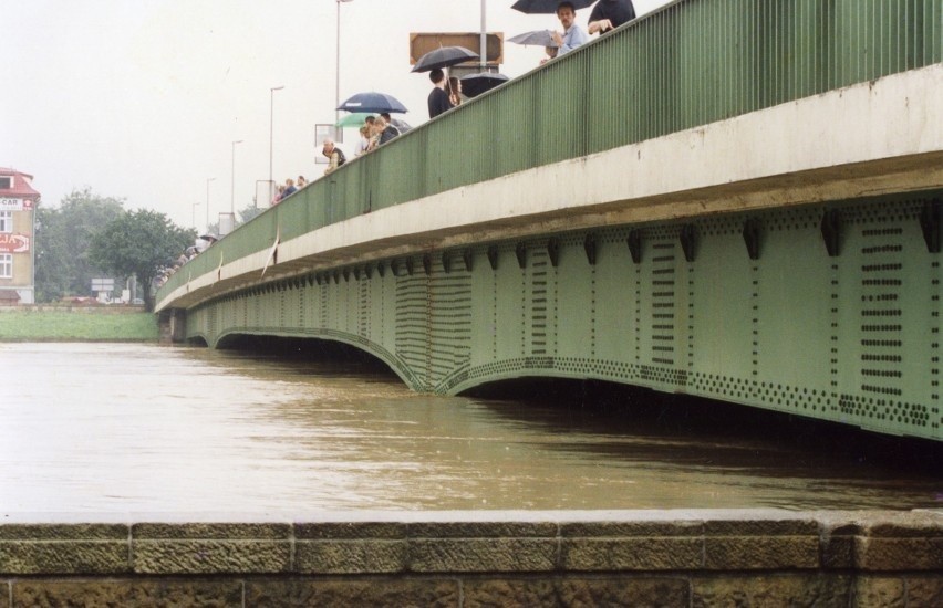 Małopolska. Mija 25 lat od powodzi "tysiąclecia". Tak wyglądała walka z wielką wodą [LIPIEC]