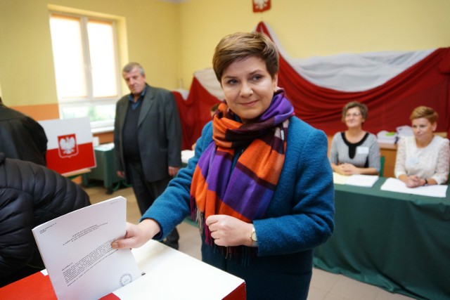 Beata Szydło głosuje w swojej rodzinnej miejscowości podczas wyborów w 2015 r.