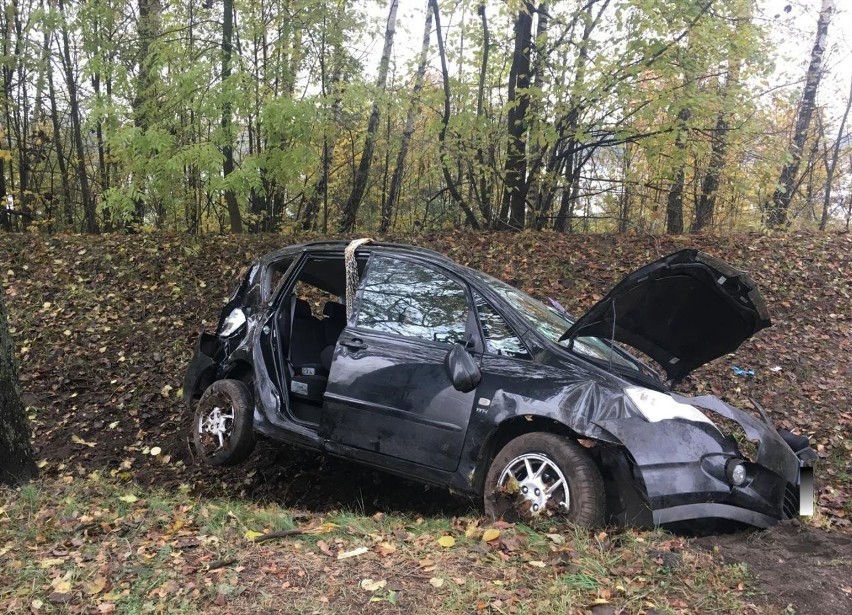 Gąski. Toyota w rowie. Trzy osoby w szpitalu (zdjęcia)