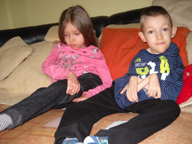 9-letnia Weronika i jej 13-letni brat Bartek. Rodzeństwo z Białej Nyskiej czeka na lek, który może zahamować chorobę.