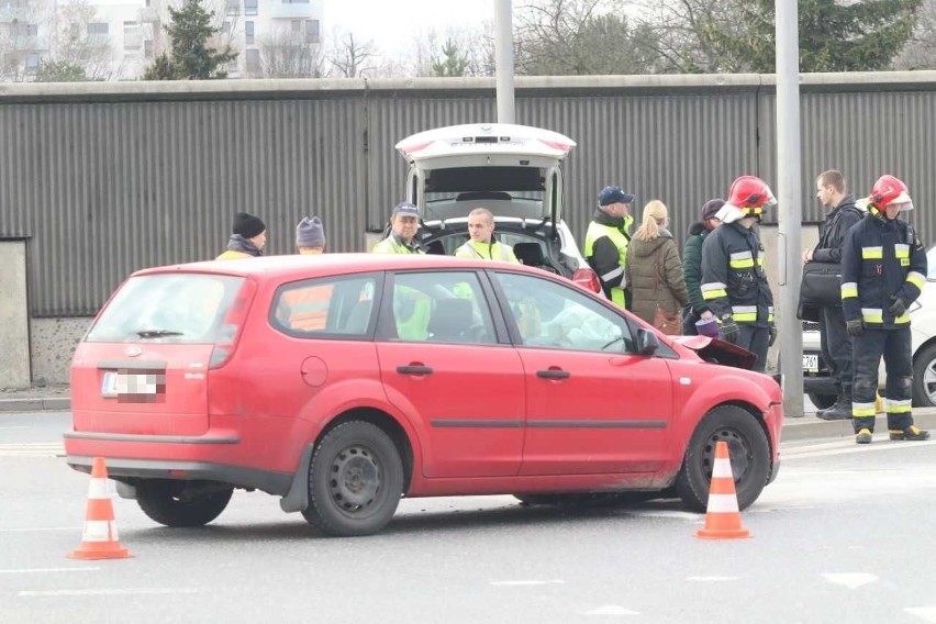 Wypadek przy wjeździe na AOW koło stadionu [ZDJĘCIA]