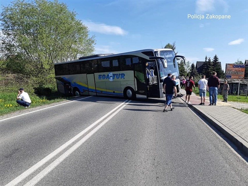 Podhale. W Białym Dunajcu autobus wjechał do rowu i zablokował zakopiankę ZDJĘCIA