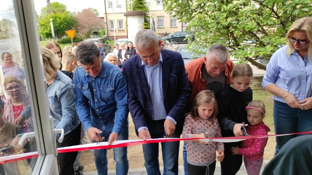 Uroczyste otwarcie lodziarni Ambrozja z udziałem burmistrza gminy Jastrząb Andrzeja Brachy. Więcej na kolejnych zdjęciach