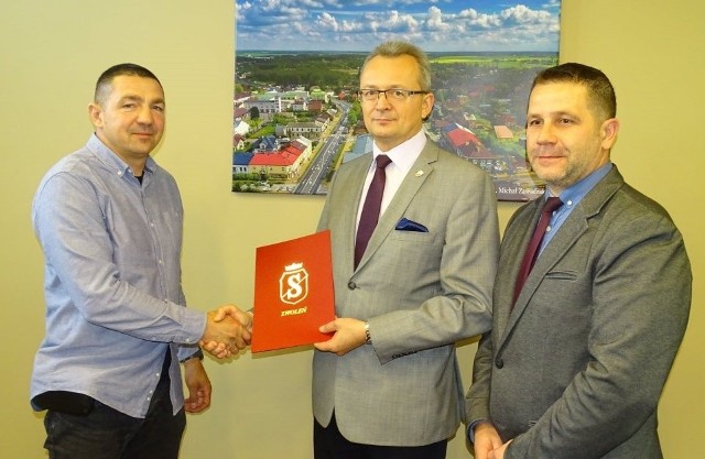 Umowę podpisali od lewej: Karol Liberski - wykonawca inwestycji, Arkadiusz Sulima - burmistrz Zwolenia i wiceburmistrz Grzegorz Molendowski.