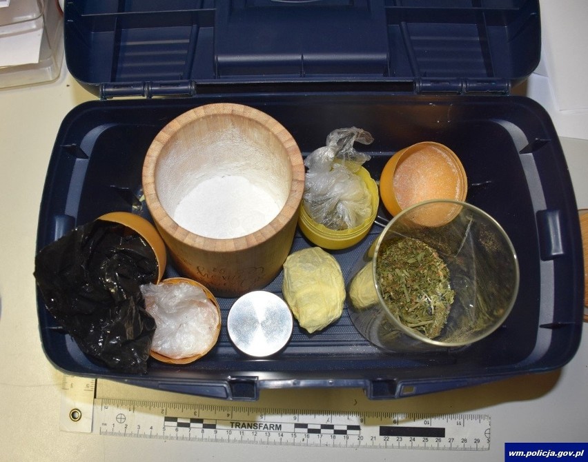Pisz. W budynku gospodarczym 30-latka policjanci znaleźli blisko 450 porcji dilerskich amfetaminy, którą „znalazł” w lesie