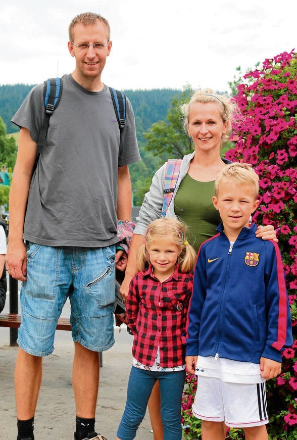 Michał i Marta, razem ze swoimi dziećmi Romkiem i Asią, dzienny budżet na wakacyjny pobyt ustalili na 200 złotych