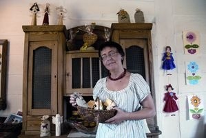 Ludzie kupują rękodzieło, trzeba mieć tylko pomysł – mówi Elżbieta Zarzecka, właścicielka sklepu Akacjowy Dworek w Jurowcach