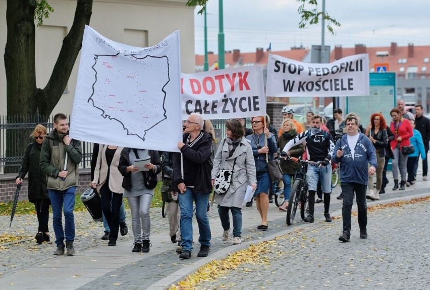 "Zły dotyk boli cale życie" - taki transparent nieśli w...