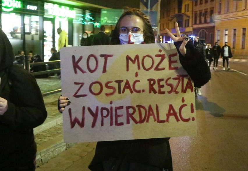 Niezwykłe, oryginalne hasła i transparenty z wrocławskich protestów [ZOBACZ ZDJĘCIA]