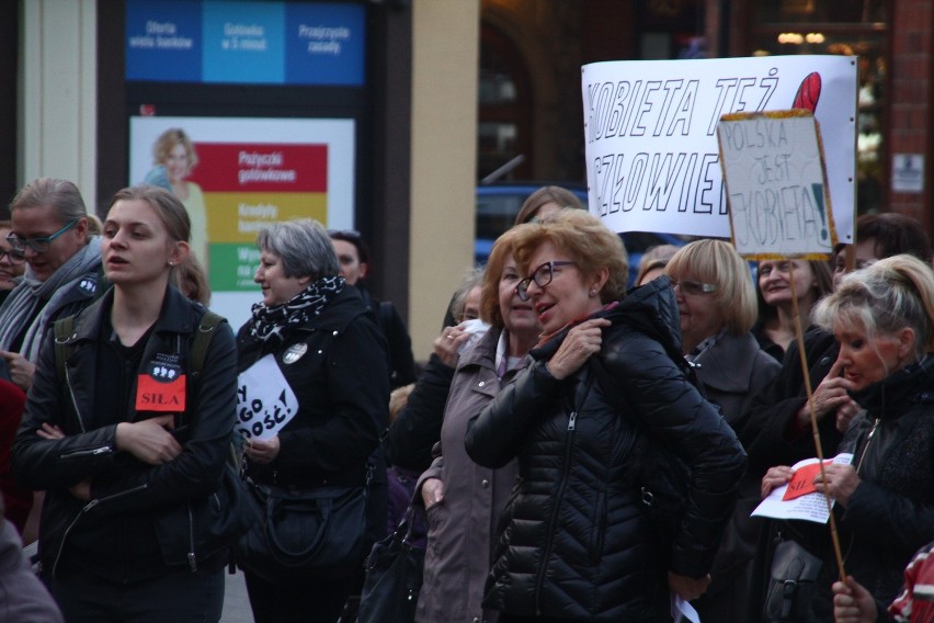 Drugi czarny protest w Rybniku - panie demonstrowały na rynku