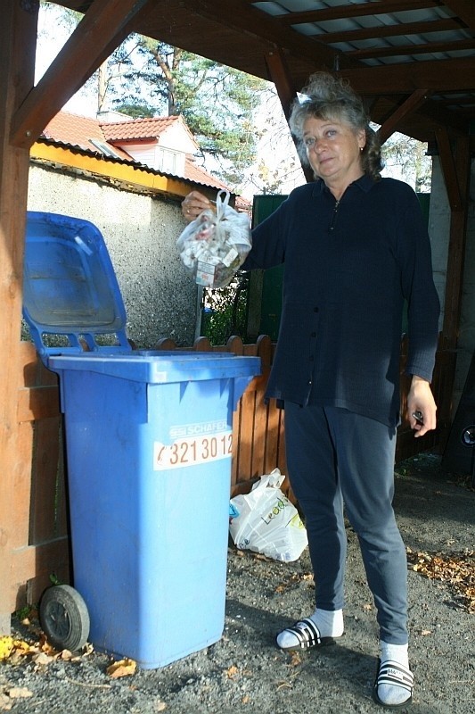 - Płacimy za śmieci coraz więcej - mówi Danuta Paczkowska. - Aby zaoszczędzić, staram się segregować odpadki. Plastikowe butelki, makulaturę czy szkło wywożę do specjalnych pojemników. Za śmieci i tak jednak musimy płacić bardzo dużo. Rocznie ponad 300 złotych.