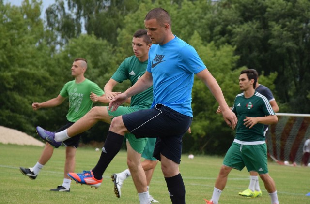 Dawid Janczyk (w niebieskiej koszulce) przebywa na testach w drugoligowym Radomiaku Radom.