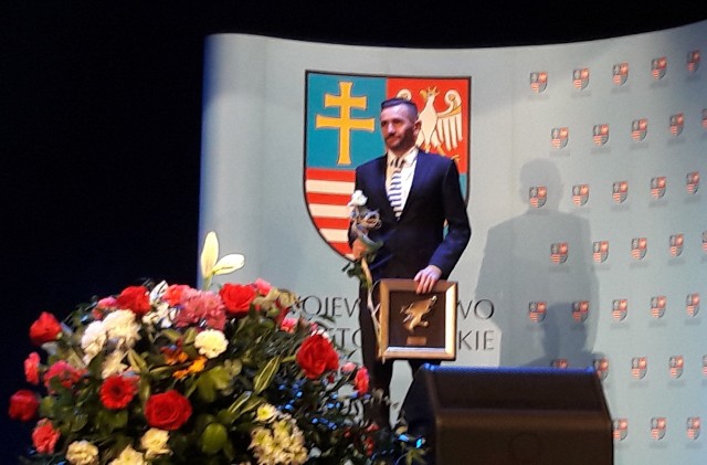 Zbigniew Dąbrowski, współwłaściel firm BitNet, prezentuje otrzymaną nagrodę konkursie  „Cyfrowe 20 lat Świętokrzyskiego”.