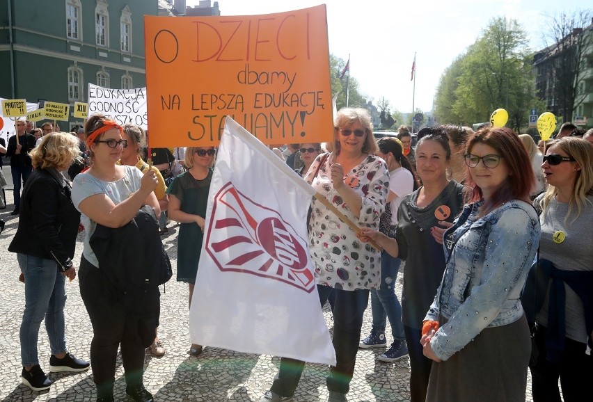 Protest nauczycieli przed Urzędem Miasta w Szczecinie.