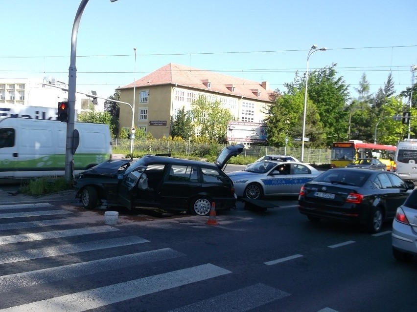 Wrocław: Wypadek na Brucknera. Auto uderzyło w słup, poszkodowane dziecko (ZDJĘCIA)