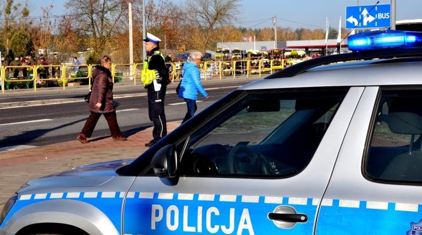 Akcja Znicz 2018. Policja patroluje okolice cmentarzy. Będą utrudnienia w ruchu [ZDJĘCIA, OBJAZDY]