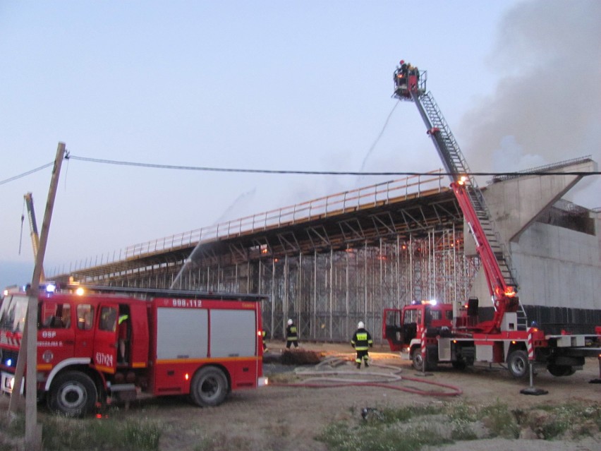 Pożar na budowie obwodnicy Dąbrowy Tarnowskiej. Strażacy kilka godzin walczyli z ogniem [ZDJĘCIA]