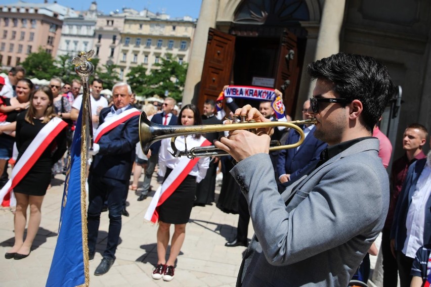 Hymn Wisły odegrany został sprzed Bazyliki Mariackiej, a nie...