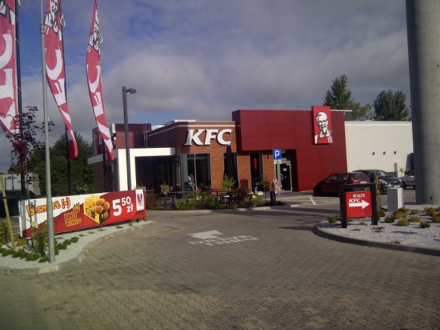 KFC przy ul. Jana Pawła II 56 to czwarta restauracja w Białymstoku. W Polsce marka ta należy do holdingu AmRest, który zarządza obecnie siecią ponad 150 restauracji KFC. Pierwsza została otwarta w 1937 roku w USA.