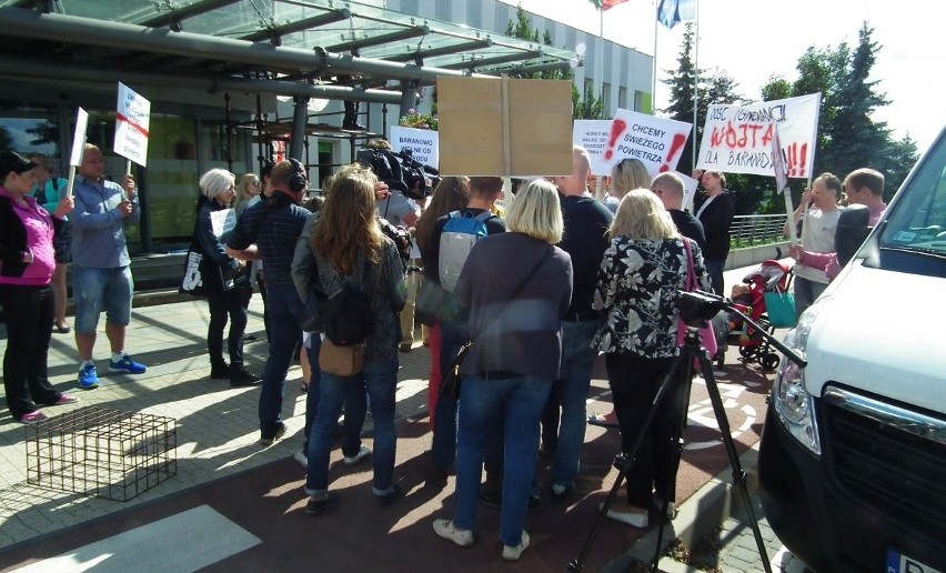 Protest przed siedzibą wójta gminy Tarnowo Podgórne