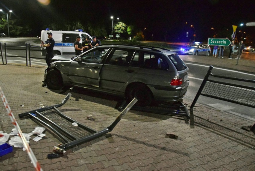 Wypadek w Stargardzie: Masakra na Wyszyńskiego. 18-latek wjechał BMW w widzów nielegalnego driftu [ZDJĘCIA, WIDEO]