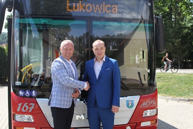 Łukowica jest kolejnym partnerem Nowego Sącza. Wójt Bogdan Łuczkowski(po prawej) dopłaci 3,5 zł do jednego kilometra. Zdaniem Ludomira Handzla (po lewej) to stawka na granicy opłacalności