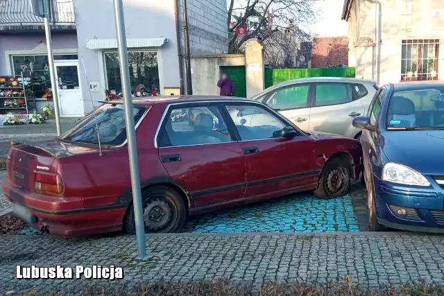 Mężczyzna usiadł za kierownicą mitsubishi