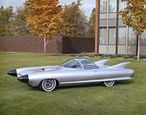 Fot. General Motors: Cadillac Cyclone z 1959 roku miał odsuwane za naciśnięciem guzika drzwi, chowany, przezroczysty dach i radar ostrzegający o przeszkodach. Kształt nadwozia wyraźnie nawiązywał do smukłych rakiet kosmicznych.