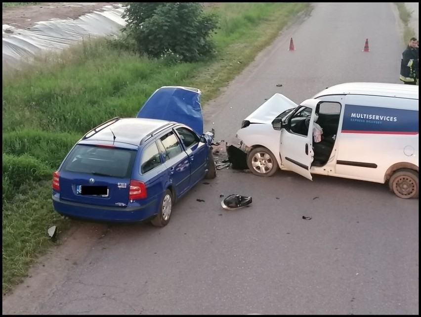 Skaje. Wypadek dwóch aut, jeden kierowca był pijany, drugi został przetransportowany do szpitala [ZDJĘCIA]