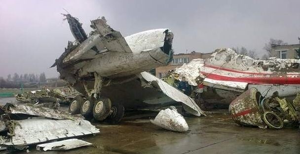 Katastrofa. Wrak tupolewa na lotnisku w Smoleńsku. Czy fragment skrzydła nie należał do polskiej maszyny?